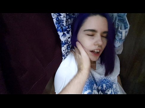 ❤️ Nilimkuta dada yangu chumbani na kumsaidia cum Video ya kutatanisha ❌❤